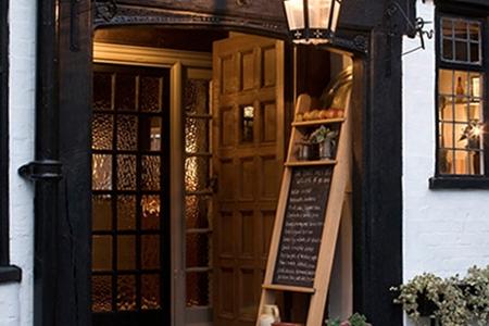 The Crown Amersham, Großbritannien (Vier Hochzeiten und ein Todesfall)