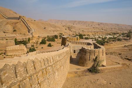 Verrückt wird es in Pakistan. In der Nähe der historischen Festungsanlage Ranikot in der Provinz Sindh liegt Dino Machine. O...