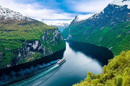Allein die Anfahrt durch das gleichnamige Fjord ist atemberaubend. Kreuzfahrtschiffe wirken in der idyllischen Natur eigentl...
