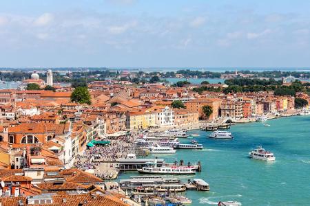 Wenn es eines gab, dass die Idylle am Hafen von Venedig bislang störte, dann waren es die riesigen Kreuzfahrtschiffe, die fa...