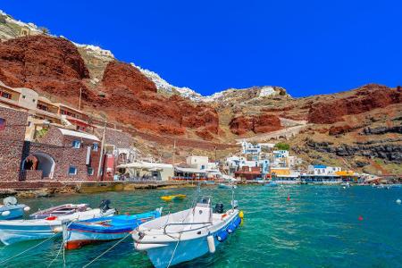 Im Fischerdorf Ammoudi auf der griechischen Insel Santorin passt einfach alles zusammen: Klares Wasser, eine beeindruckende ...