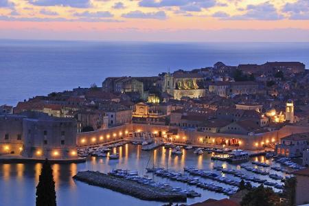 Nicht einmal 100 Kilometer von Kotor entfernt liegt das kroatische Dubrovnik. Der Hafen ist hier nur eines der Highlights. V...