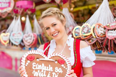 Blonde Frau im Dirndl auf dem Oktoberfest