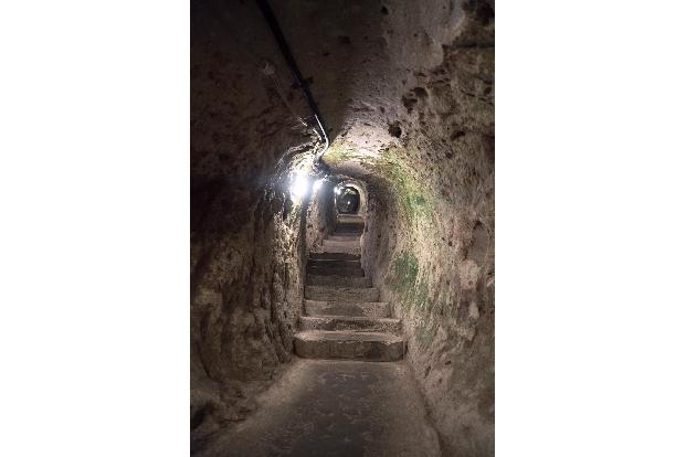Derinkuyu ist eine unterirdische Stadt in Kappadokien: Treppen führen durch ein Tunnelsystem