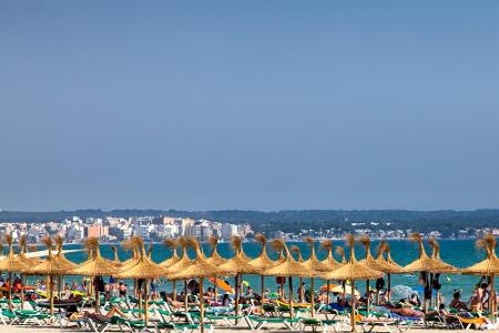 ...der Playa de Palma. Der gut sechs Kilometer lange Strand ist vor allem bei Party-Urlaubern ein überaus begehrtes Ziel. Lo...