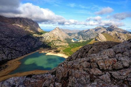 Dabei hat die Insel so viel mehr zu bieten. Kaum zu glauben, aber auch das ist Mallorca. Der Gebirgszug Serra de Tramuntana ...