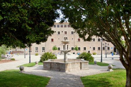 Selbst an einem klassischen Wallfahrtsort mangelt es auf Mallorca nicht: Santuari de Santa Maria de Lluc. Neben einer Wallfa...