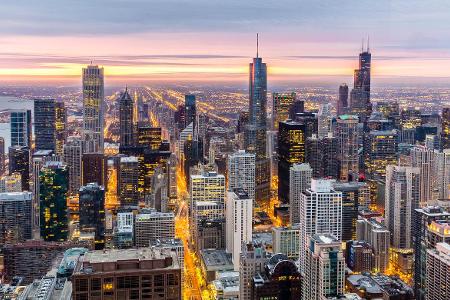 Geboren 1955 in Chicago als Sohn von Eltern mit französisch-spanisch-italienischen Wurzeln, studierte Prevost zunächst Mathematik, bevor er 1977 dem Augustinerorden beitrat. 1982 wurde er in Rom zum Priester geweiht. Später promovierte er dort in Kirchenrecht.