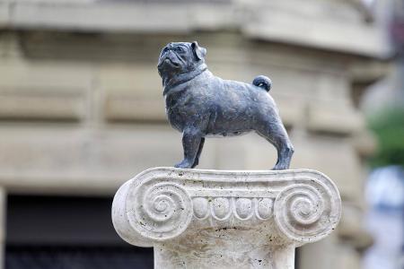 Mops auf Loriotsäule