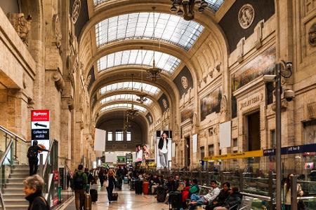 Die Stazione di Milano Centrale schaffte es auf Platz sechs. Hunderttausende Menschen drängeln sich Tag für Tag durch die ei...