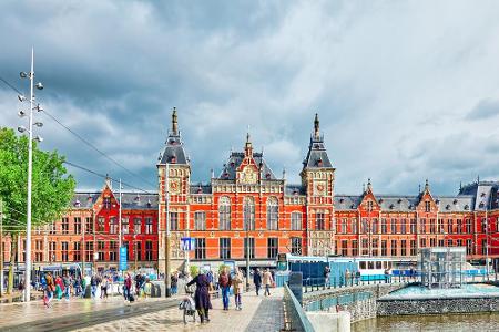 Im Amsterdam Centraal werden vielleicht weniger Leute abgefertigt als in Paris, in Sachen Hashtags schlägt die Hauptstadt de...