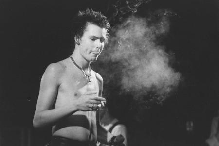 Sid Vicious rauchend auf einem Konzert