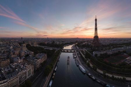 Eiffelturm und Seine mit Brücke Alexandre Trois