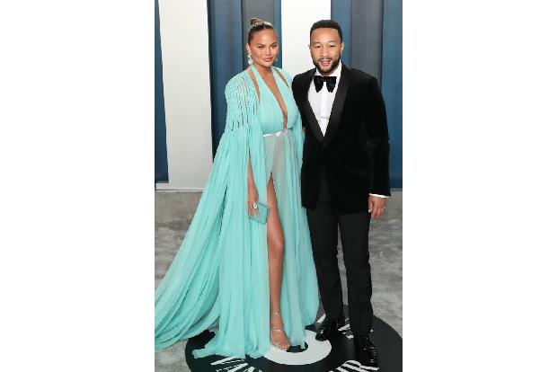 Chrissy Teigen und Ehemann John Legend zog ebenfalls zum Relaxen nach St. Barts, wo weniger Corona-Auflagen zu berücksichtig...