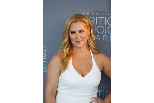 Schauspielerin Amy Schumer und Ehemann Chris Fischer wollten sich das unbeschwerte Treiben nicht entgehen lassen und reisten...