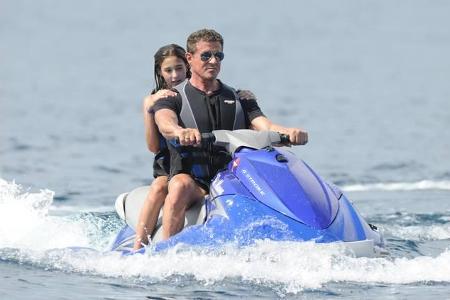 ...ein paar Runden auf dem Jetski drehen. Doch anstatt dem PS-starken Gefährt die Sporen zu geben, sieht dieser kleine Ausfl...