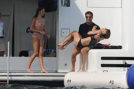 ...zum Spaß hier! Beherzt packt der Mucki-Mann seine Liebste Jennifer Flavin Stallone und will auch sie zu ein bisschen mehr...