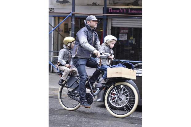 ...seine Kinder bringt er mit dem Fahrrad in die Schule und holt sie so auch wieder ab. Ist vielleicht auch die bessere Fort...