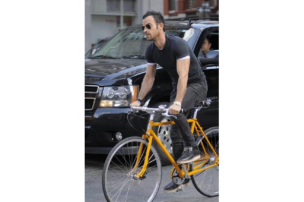 Das denkt sich wohl auch Justin Theroux. Mit seinem schnieken gelben Rennrad ist der Verlobte von Jennifer Aniston sicherlic...