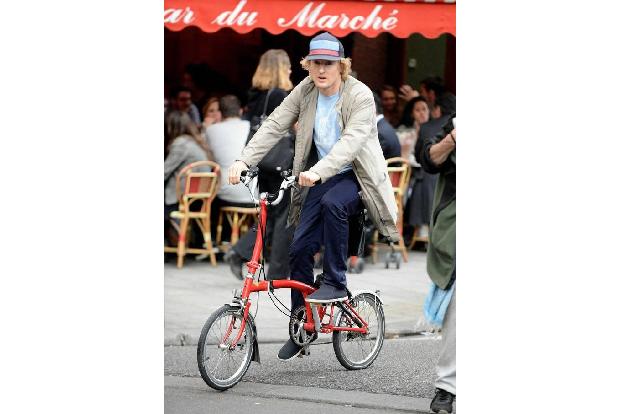 ...Owen Wilson nehmen. Der Schauspieler hat sich bei seinem Besuch in Paris schlicht ein schmuckes Klapprad geliehen und gib...