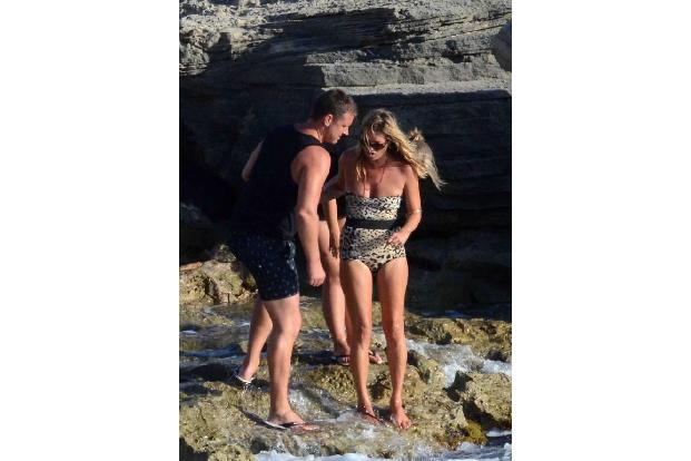 ...Bilder ja für ihren Ehemann Jamie Hince bestimmt. Denn immerhin verbrachte Frau Moss den Tag am Meer ohne ihren Gatten. U...