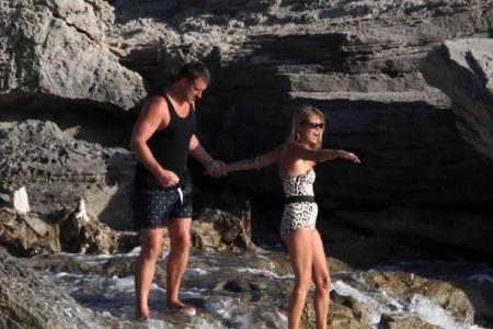 ...eine helfende Hand hat auch der unbekannte Knipser für die Schöne sofort parat. Nach der felsigen Strandpartie...