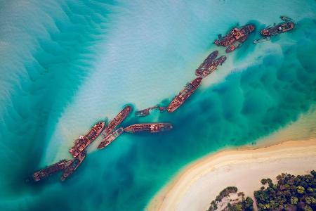 Elf Schiffswracks liegen in der Tangalooma Bucht auf Moreton Island