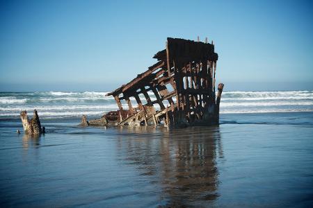 Von Peter Iredale an der Küste Oregons ist nur noch das Gerüst übrig