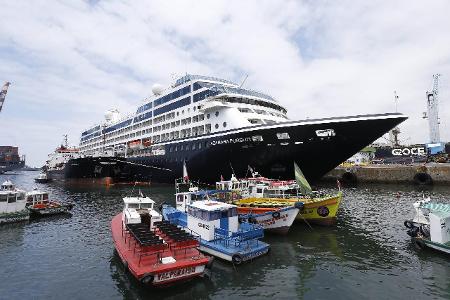 Valparaiso, 7 diciembre de 2018. Crucero Azamara Pursuit rec...