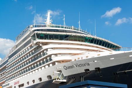 Die Queen Victoria der Cunard Line an Ihrem Liegeplatz in Ki...