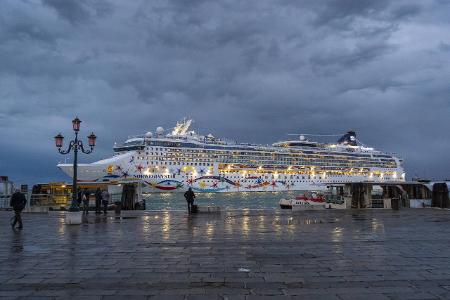 Das Kreuzfahrtschiff Norwegian Star bei der Ausfahrt aus der...
