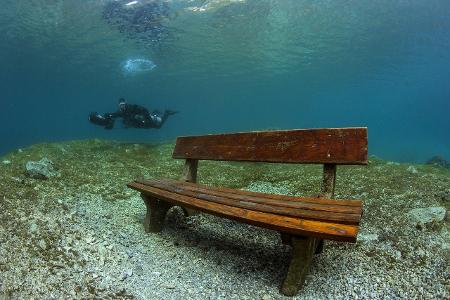 Der Grüne See in Österreich im Frühjahr: Eine Bank unter Wasser.
