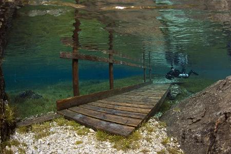 Im Grünen See in Österreich ist auch eine Brücke unterwasser