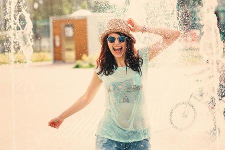 Die besten Orte zum Abkühlen in Deutschland Frau im Brunnen