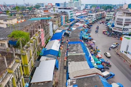 Maeklong Railway Market in Samut Songkhram