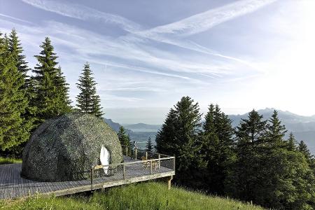 2.1 Whitepod Alpen kleiner Whitepod_S_man_on_terrasse_1201.jpg