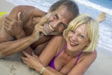 Aelteres Paar liegt am Strand, Halbportraet (model-released)... Aelteres Paar liegt am Strand, Halbportraet (model-released)...