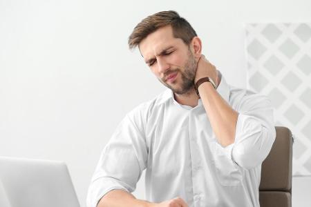 Viele leiden nach einem Tag auf dem Bürostuhl an Nackenschmerzen. Greifen Sie mit beiden Händen in den Nacken- und Schulterb...