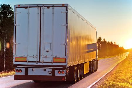 LKW-Fahrer ThinkstockPhotos-153748257.jpg