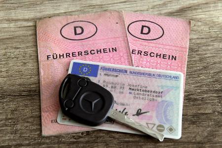 25.02.2019, F�hrerscheine liegen auf dem Tisch, Neue EU-Vero...