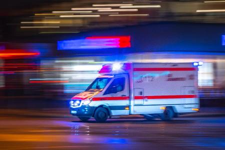 Rettungswagen der Johanniter mit Blaulicht auf Sonderfahrt 0...