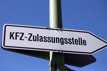 Schild KFZ Zulassungsstelle in Berlin am 6. April 2018. KFZ ...