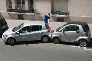 Unfall beim Einparken: Wem gehört die Parklücke?