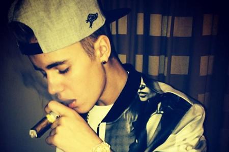 Er behauptet zwar immer wieder, nicht zu rauchen, doch die Fotos auf seinem Instagram-Account beweisen es: Justin Bieber (21... Er behauptet zwar immer wieder, nicht zu rauchen, doch die Fotos auf seinem Instagram-Account beweisen es: Justin Bieber (21...