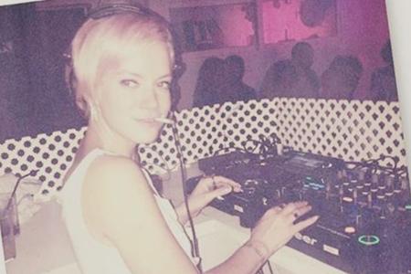 Selbst am DJ-Pult kann sie nicht auf den Glimmstängel verzichten: Lily Allen (30, 