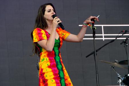 Sogar auf der Bühne kann sie nicht ohne Zigarette: Lana Del Rey (30, 