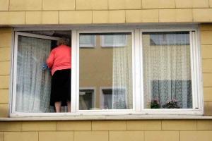 Kann ein Fenstersturz als Arbeitsunfall gelten?