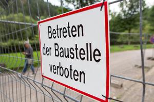 Bauzaun umgestürzt: Haftet die Baufirma für Schäden?