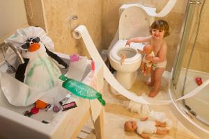 Aufsichtspflicht: Dürfen Kleinkinder alleine auf die Toilette?