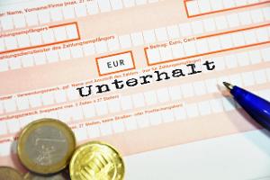 Zur Unterhaltspflicht des rechtlichen Vaters